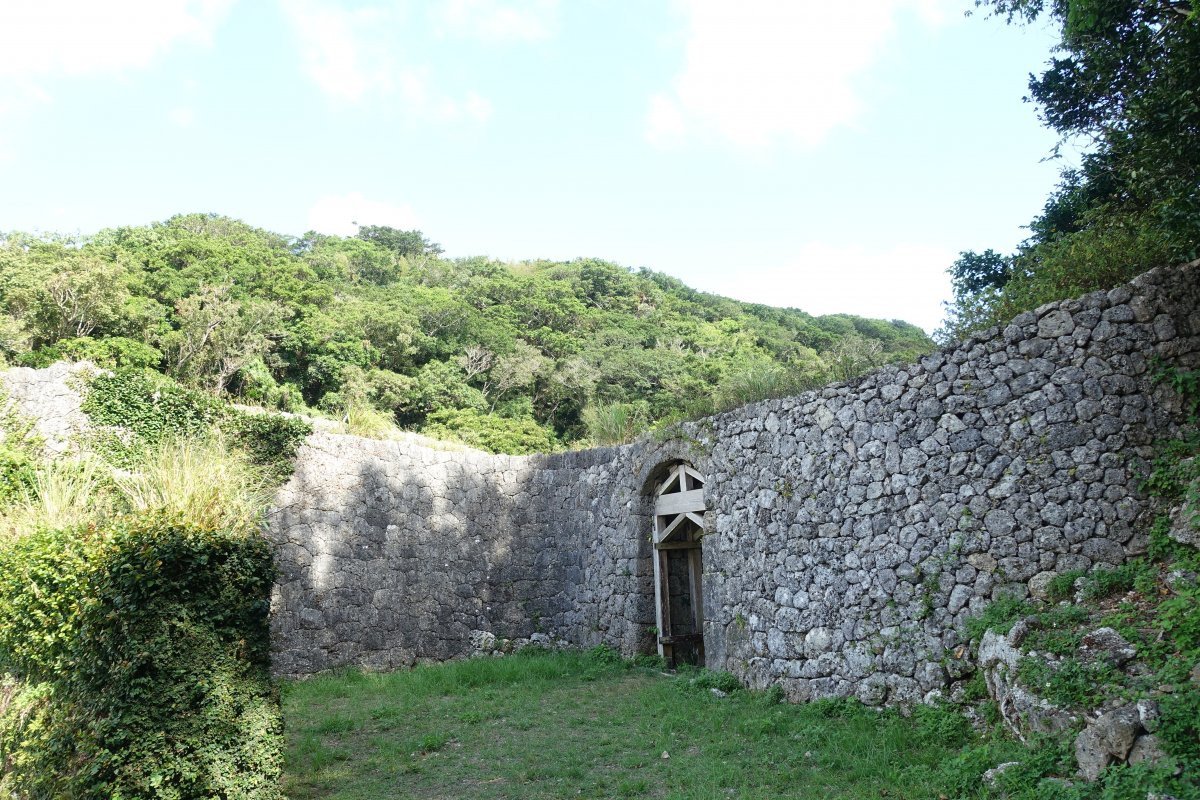 🏯 치넨 성터(치넨죠세키) 이미지 1